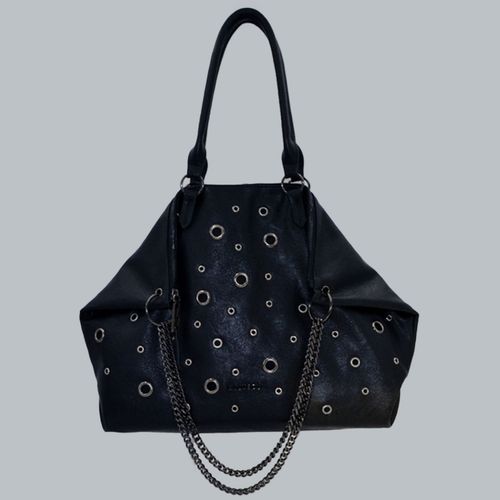 Cartera con manilla, ojetillos plata y cadena